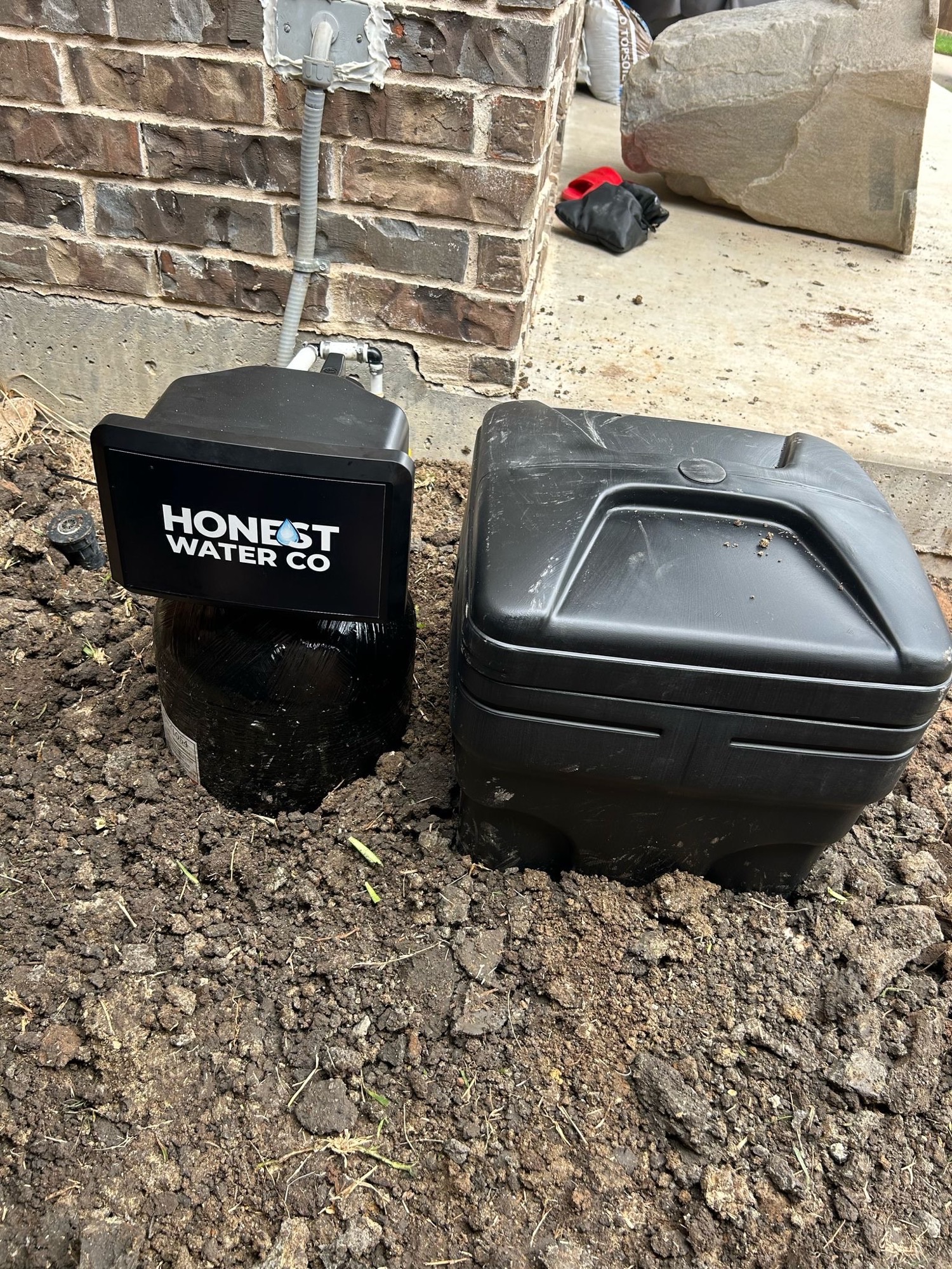 Compact treatment system with clean pipework